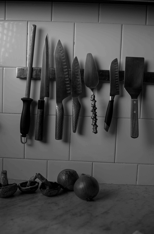 Godoy Kitchen Set Up es un proyecto pensado para conectar la esencia de las personas con la arquitectura y el universo de la cocina. Mi trabajo complementa el proceso de los estudios de arquitectura e interiorismo, llevando a cabo una selección detallada y cuidadosa de objetos, electrodomésticos y utensilios de calidad que hacen que cada espacio sea único.